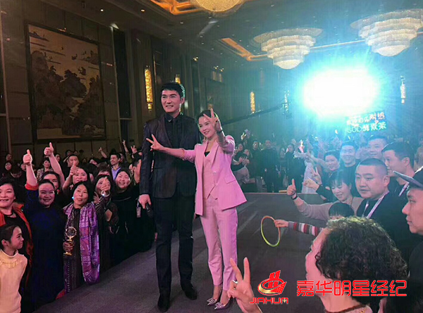 焦恩俊陳德容出席金鐘伯樂(lè)品牌盛典送祝福 焦恩俊陳德容出席金鐘伯樂(lè)品牌盛典送祝福