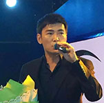 焦恩俊隨經(jīng)紀(jì)人出席燕子尊享SPA福州長(zhǎng)樂19周年慶典