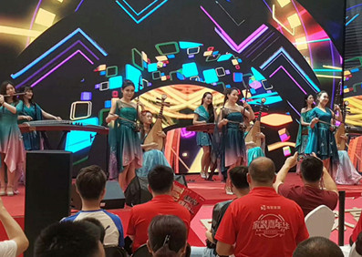 女子十二樂(lè)坊攜十二種樂(lè)器助陣居然之家盛大開(kāi)業(yè)，奏響大美烏魯木齊！