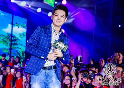 林志穎現(xiàn)身廈門參加其代言的”總統(tǒng)慢跑鞋”招商大會(huì)現(xiàn)場(chǎng)