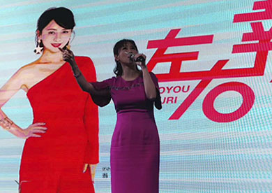 香港著名演員，歌手翁虹出席武漢左右沙發(fā)活動(dòng)