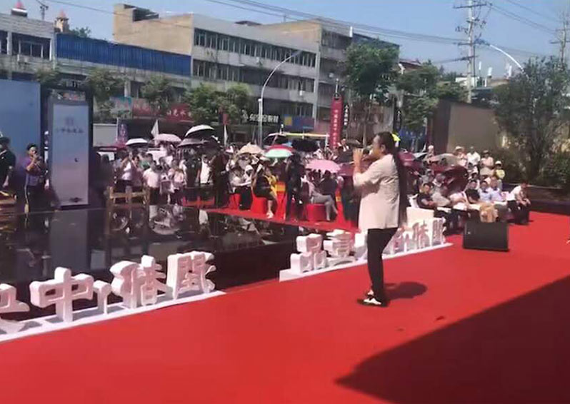 黃安出席安徽五河中央壹品營銷中心開放盛典，現(xiàn)場演唱《東南西北風(fēng)》