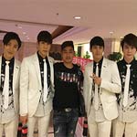 韓國(guó)男團(tuán)NOTICE與經(jīng)紀(jì)人李志合影