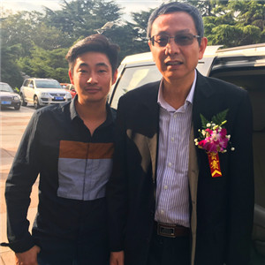 賈康與經(jīng)紀人李志