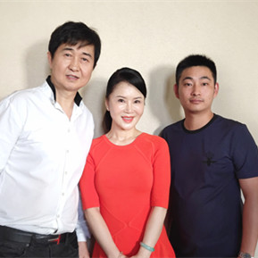 任靜、付笛聲與經(jīng)紀(jì)人李志合影