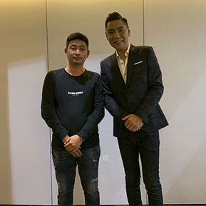 屠洪剛與經(jīng)紀(jì)人李志合影 屠洪剛與經(jīng)紀(jì)人李志合影